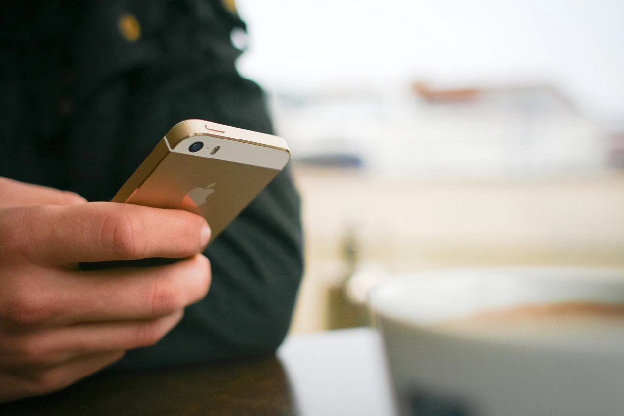 Kaufen Ihre potenziellen Kunden am ehesten über ein Telefon oder einen Desktop ein? Sind sie große Spender oder sparsam? Mehr über sie zu wissen, kann Ihnen beim Verfassen von Texten helfen.