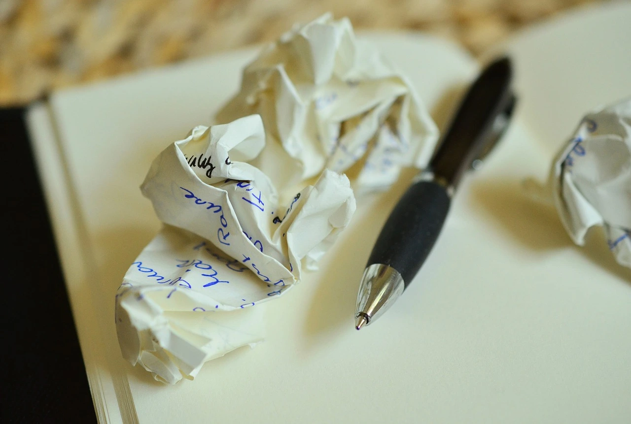 Scrivere testi con parole chiave può essere difficile e dispendioso in termini di tempo... e può mettere alla prova i negozi che desiderano un approccio "breve e dolce".