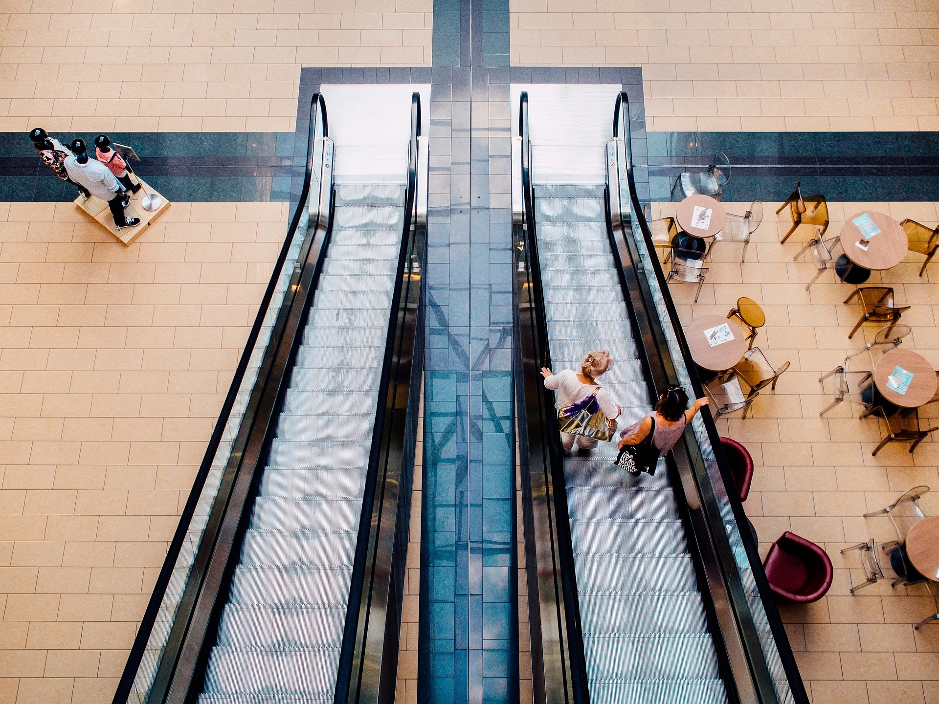 Un centro comercial puede ser un gran lugar para algunas tiendas. Pero para otros, el flujo de tráfico de los compradores que buscan ofertas y descuentos no los ayudará en absoluto.