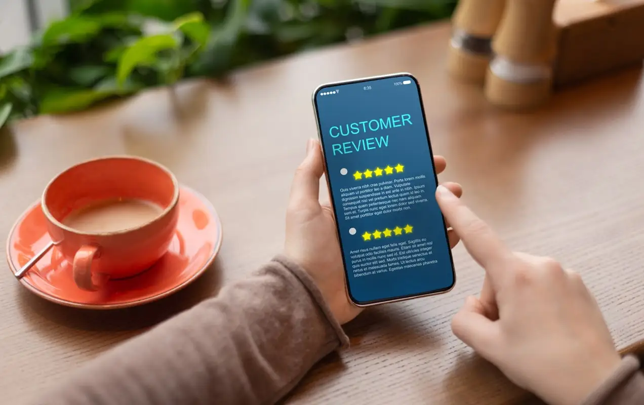 cliente che lascia una recensione su un telefono cellulare