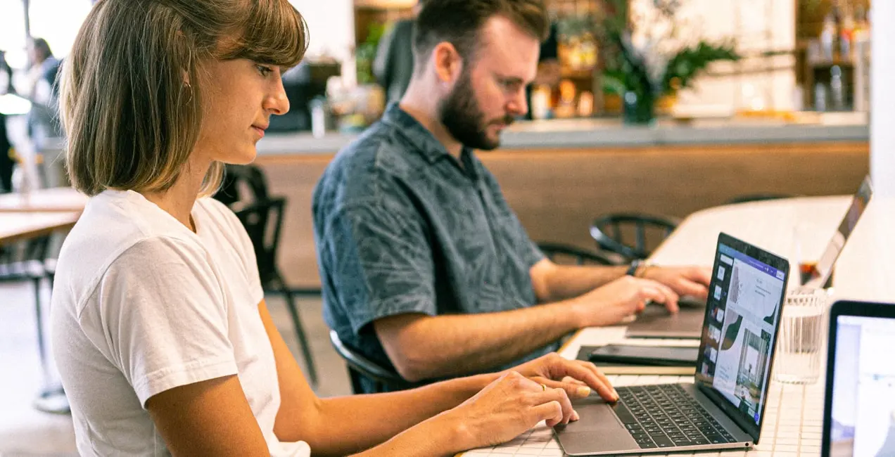 empreendedores olhando as diretrizes da marca em um computador