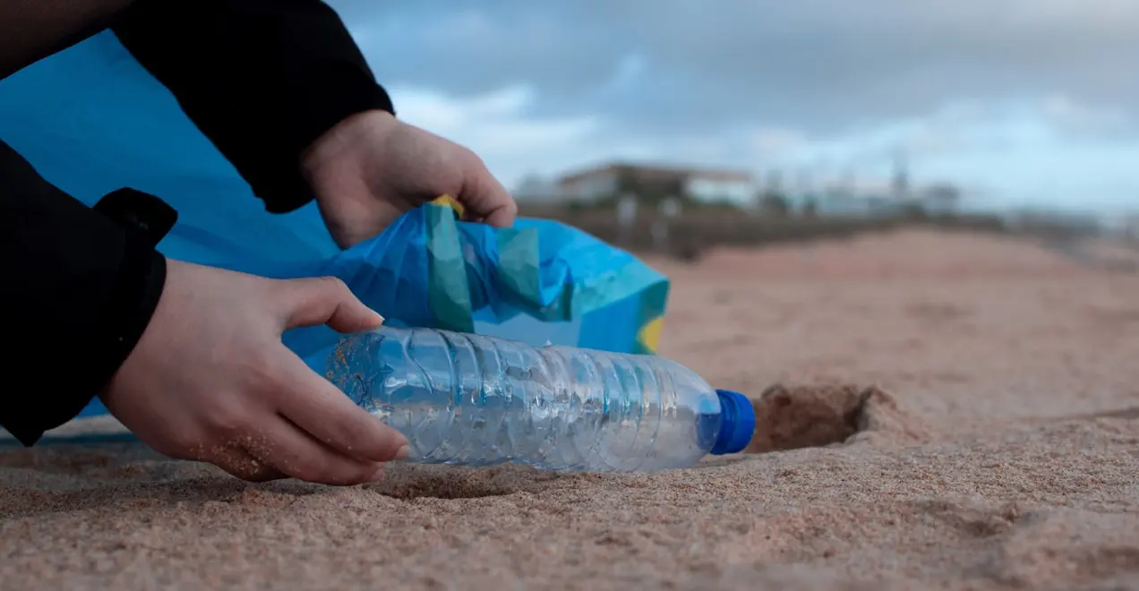 pulire la spazzatura su una spiaggia