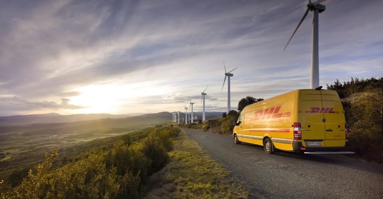 Ciężarówka DHL jadąca autostradą