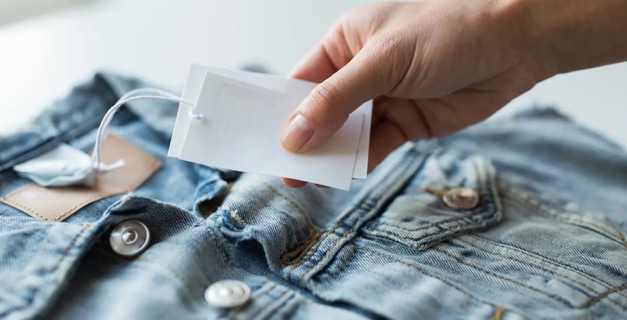 cartellino del prezzo su una camicia di jeans