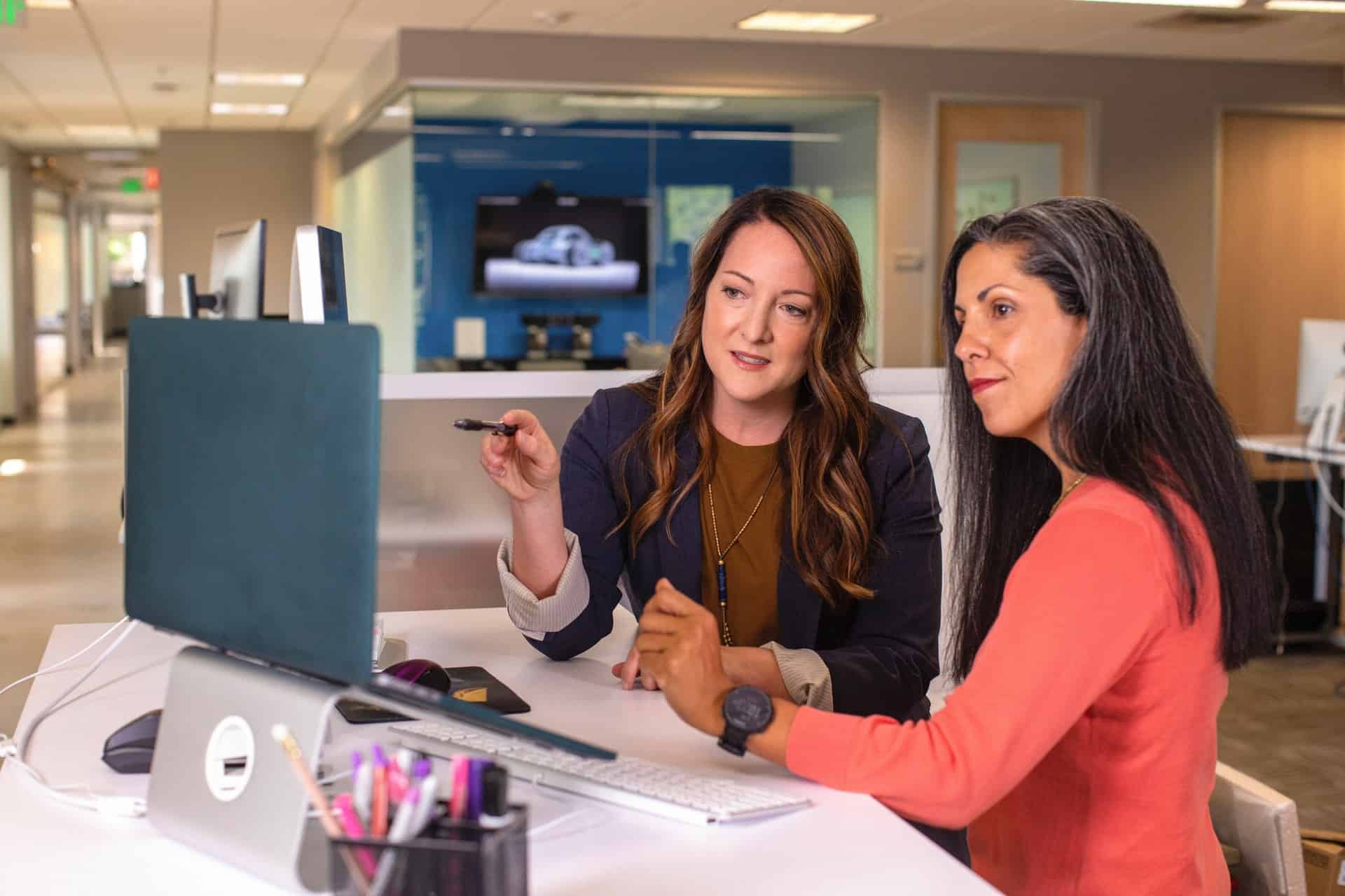 Deux femmes travaillant ensemble