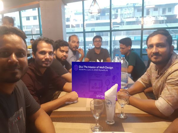 Divi Dhaka 6 月 22 日聚会的与会者坐在餐桌旁