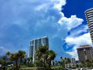 Nuages ​​sur une belle journée ensoleillée à Miami