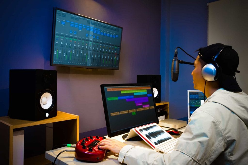 Produksi video dan audio online di studio