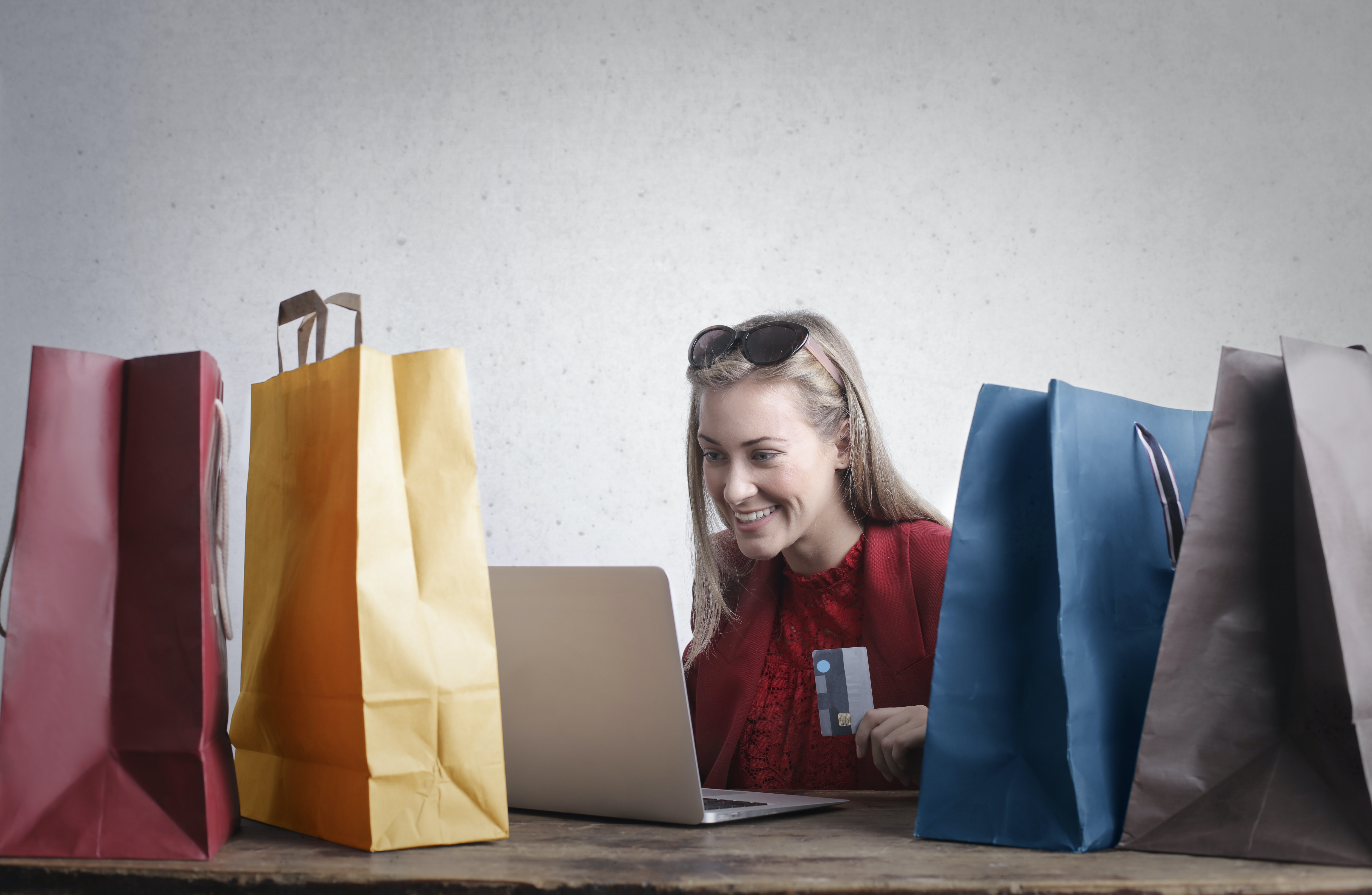 Mujeres felices comprando en línea en casa