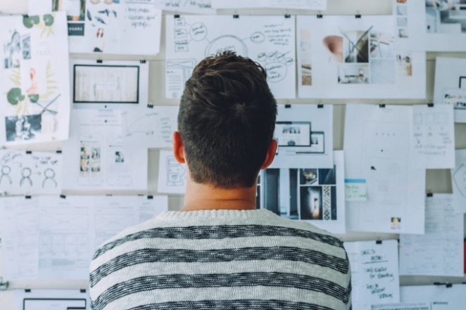 un homme regarde un tableau d'humeur de différentes personnalités d'acheteurs et d'idées de design