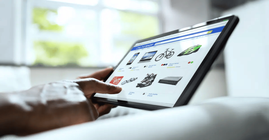 タブレットでオンライン ストアを検索する人