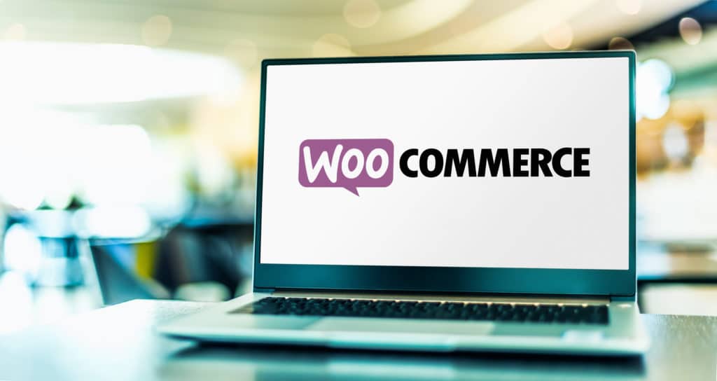 WooCommerce のロゴが表示されたノートパソコンの画面