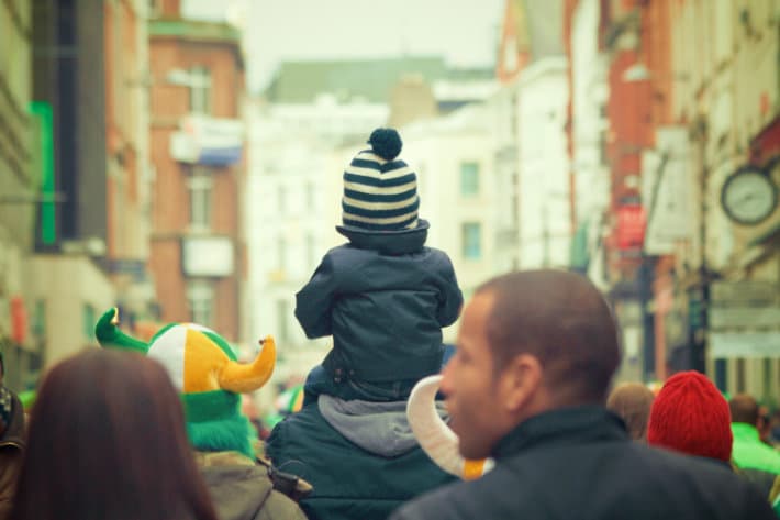 Un bambino sulle spalle di qualcuno