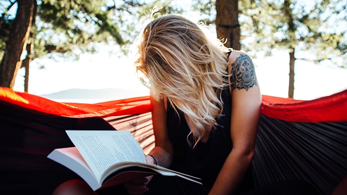 una donna legge un libro all'aperto