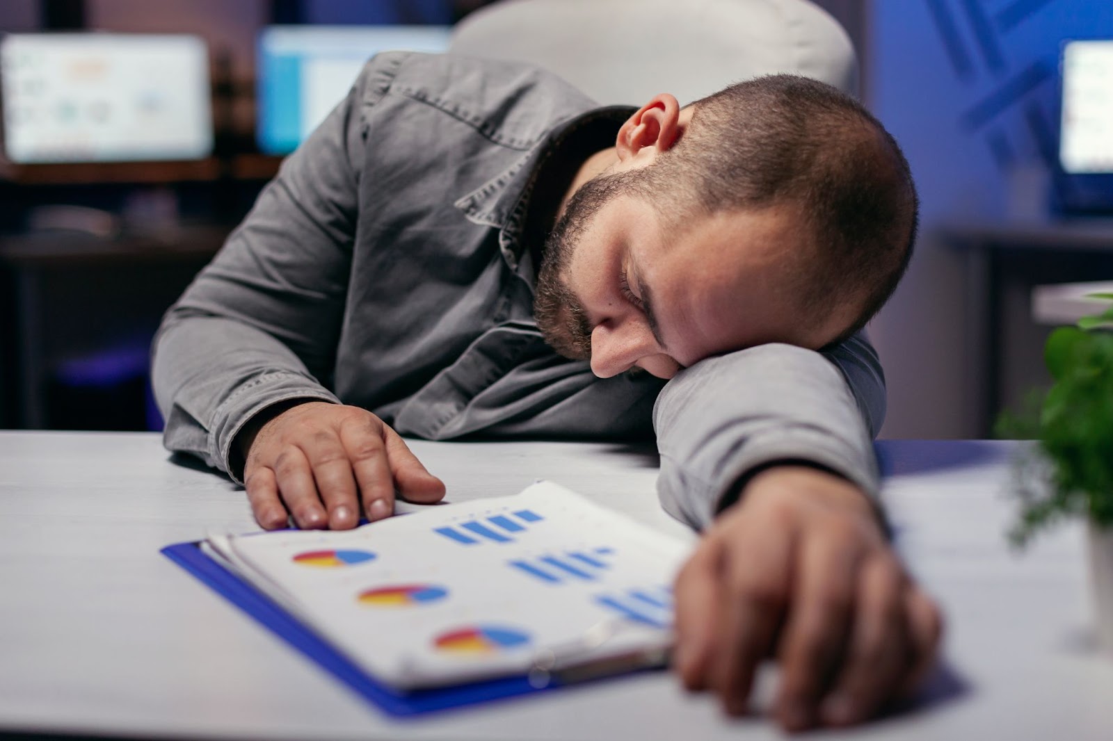 trabalhador-empresário-sobrecarregado-descansando-cabeça-comprimido-workaholic-funcionário-caindo-no-sono-porque-enquanto-trabalha-tarde-noite-sozinho-escritório-projeto-empresa-importante