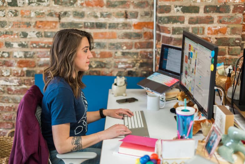 Une femme travaille sur un ordinateur à un bureau