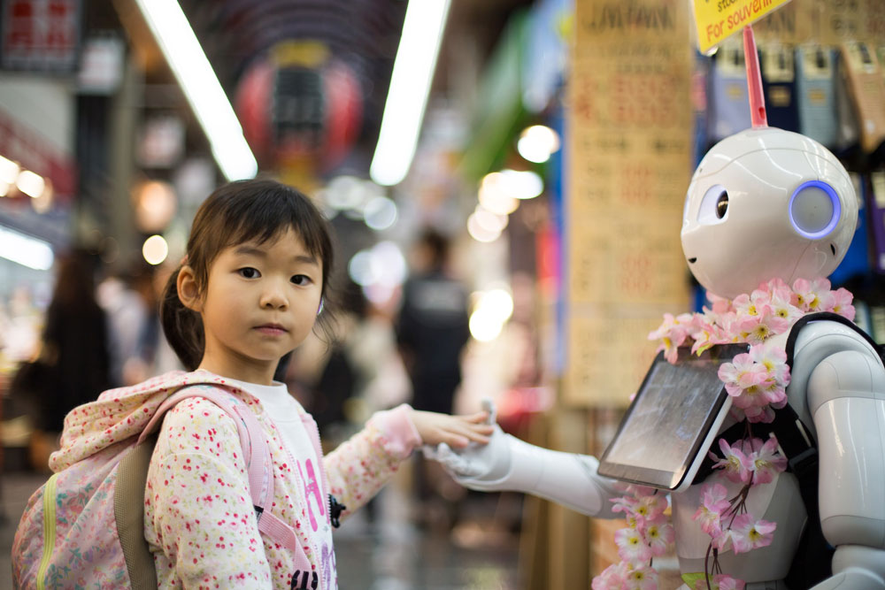 wird ai uns Mädchen ersetzen, die Hände mit Roboter rütteln