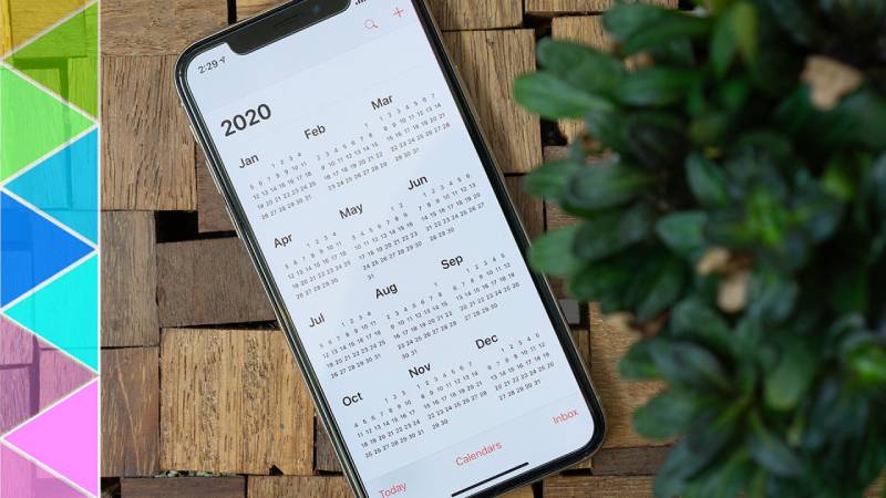 teléfono móvil que tiene calendario en pantalla