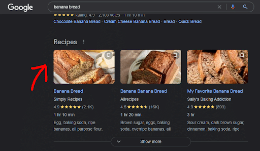 스키마 마크업을 사용하여 "바나나 빵"에 대한 검색 결과는 각 조리법에 대한 별점과 요리 시간 및 목록의 처음 몇 가지 재료를 표시합니다.