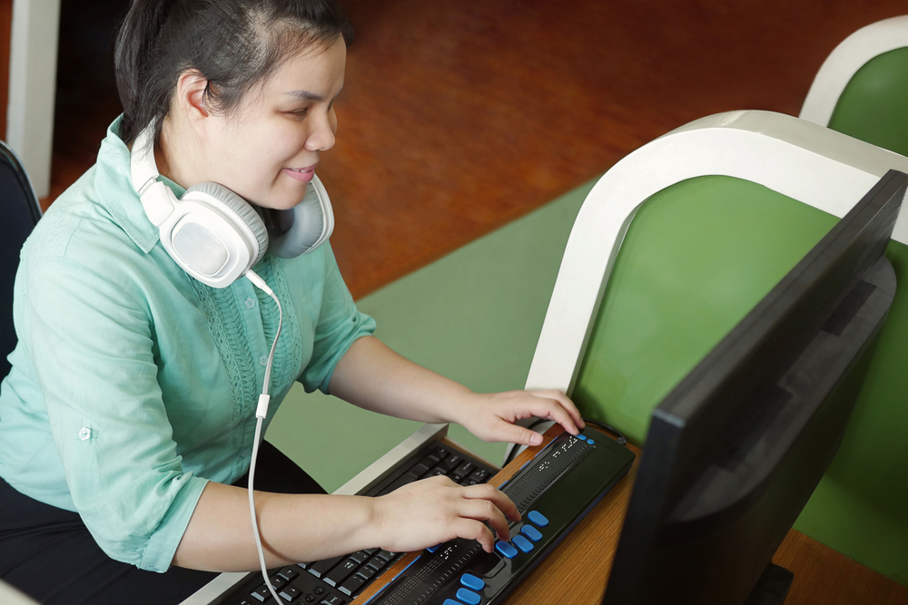 Mulheres com deficiência visual usando teclado em braille