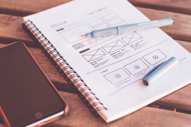 diagramas de um layout de página de site foram desenhados à mão em um caderno espiral aberto