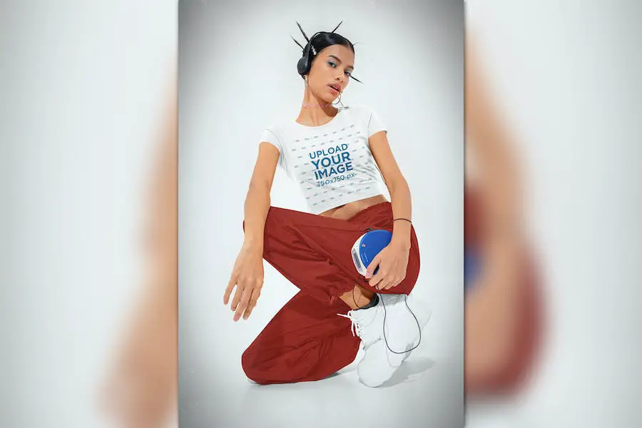 Mockup Crop Top Kanvas Bella Menampilkan Seorang Wanita -