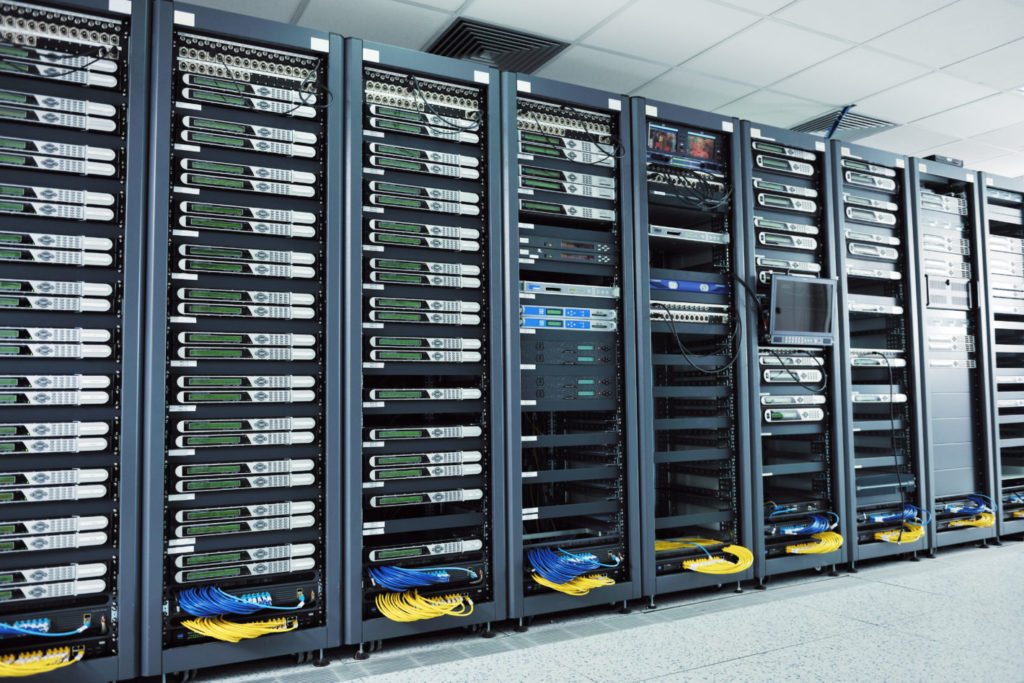 linha de servidores em um data center