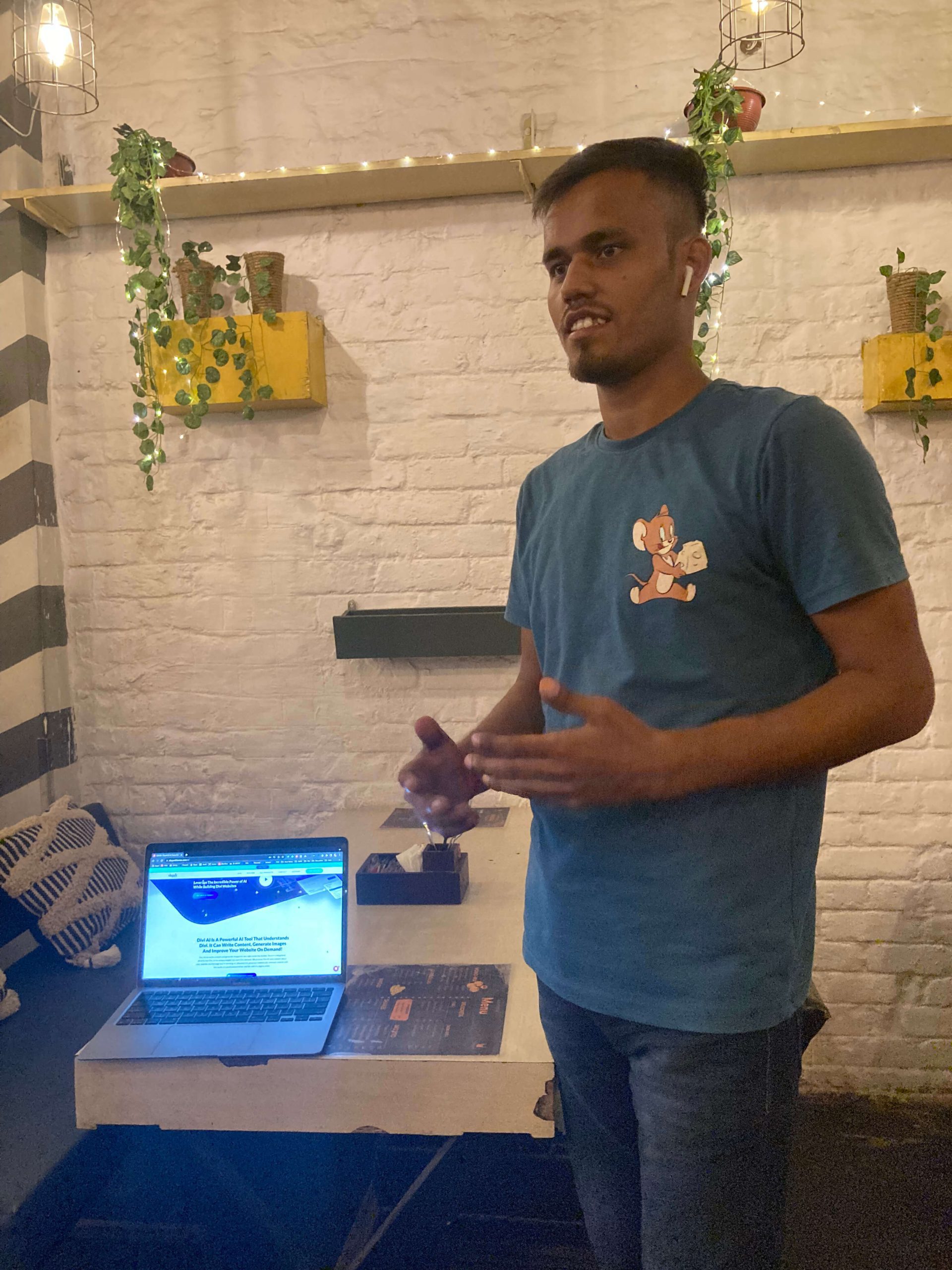 1 personne faisant une présentation au meetup Divi Delhi NCR