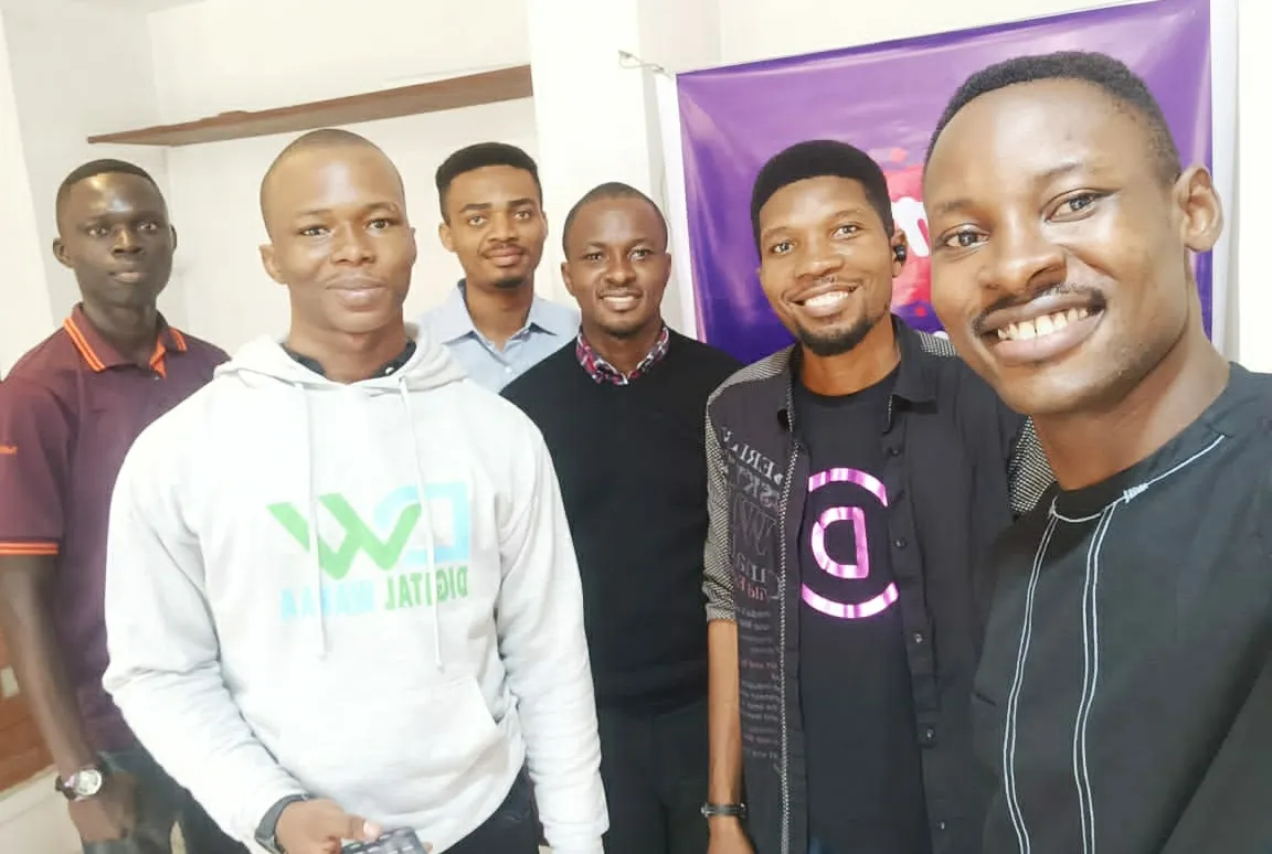 6 hommes côte à côte lors du meetup Divi Uyo