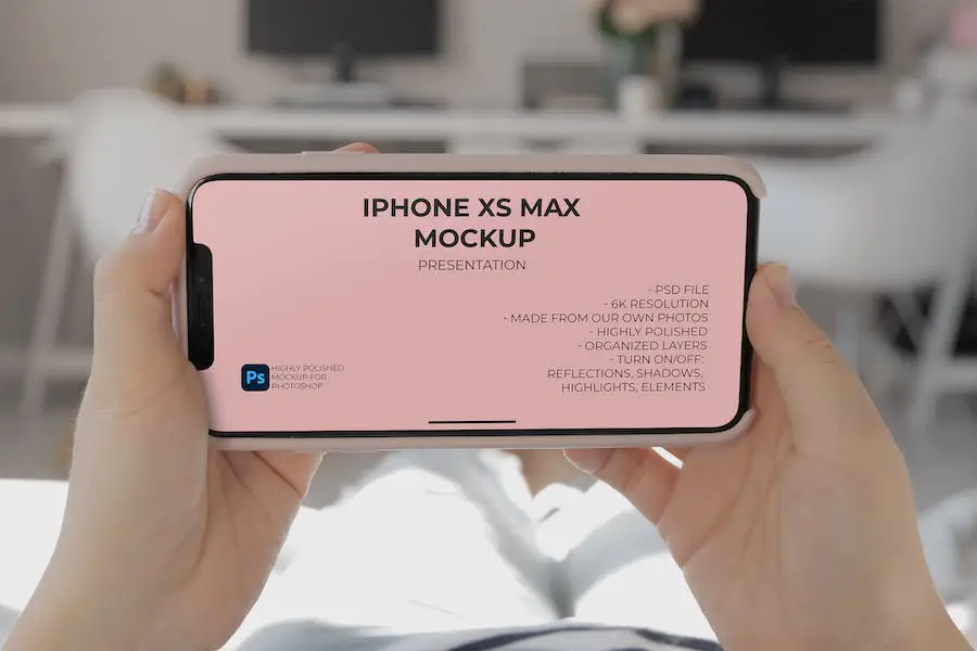 Женская рука держит макет iPhone Xs Max дома —