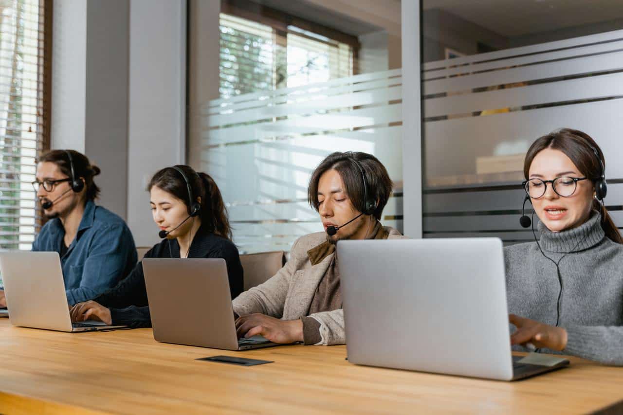 Agentes de suporte ao cliente em laptops