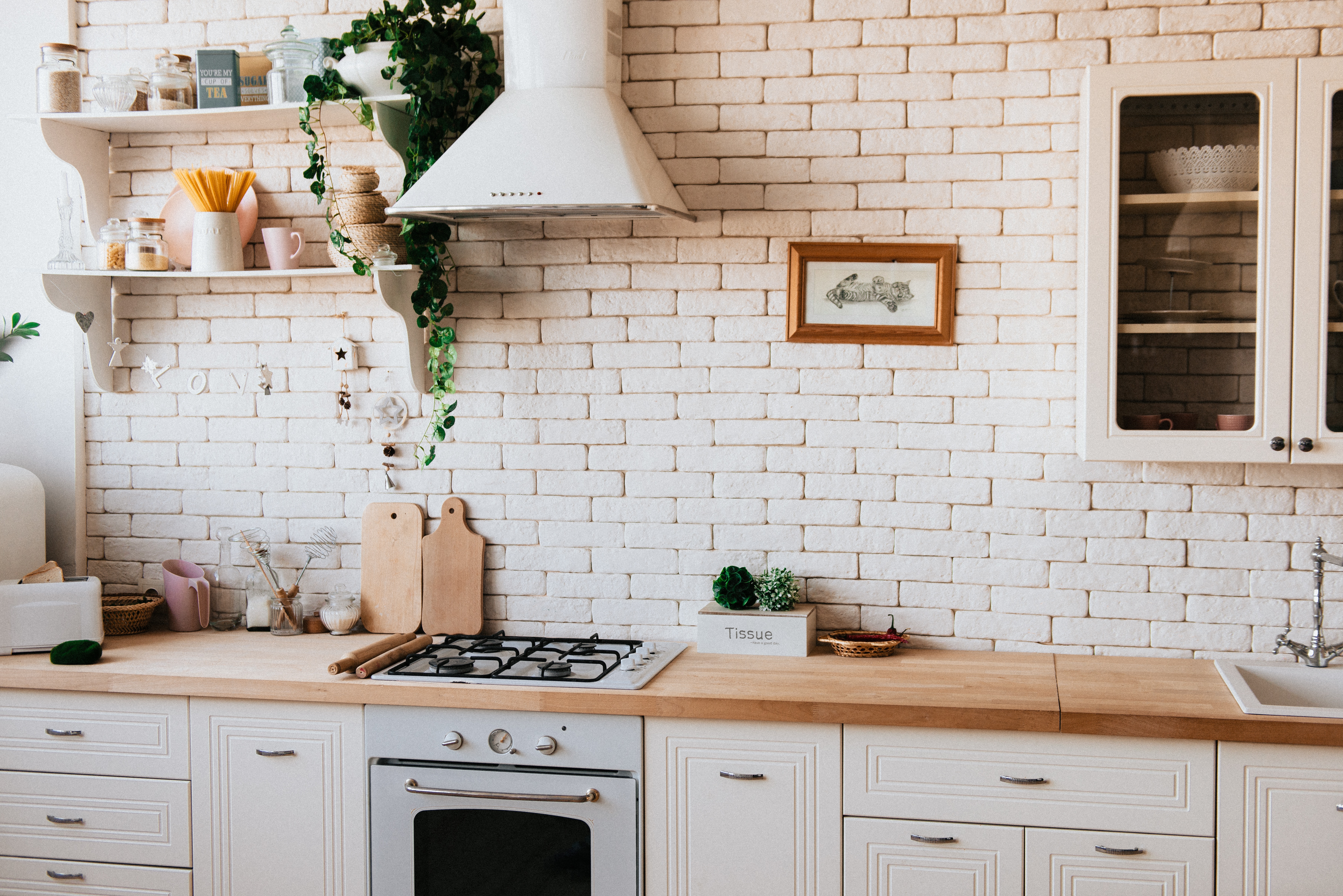 dapur rumah pertanian dengan bata putih