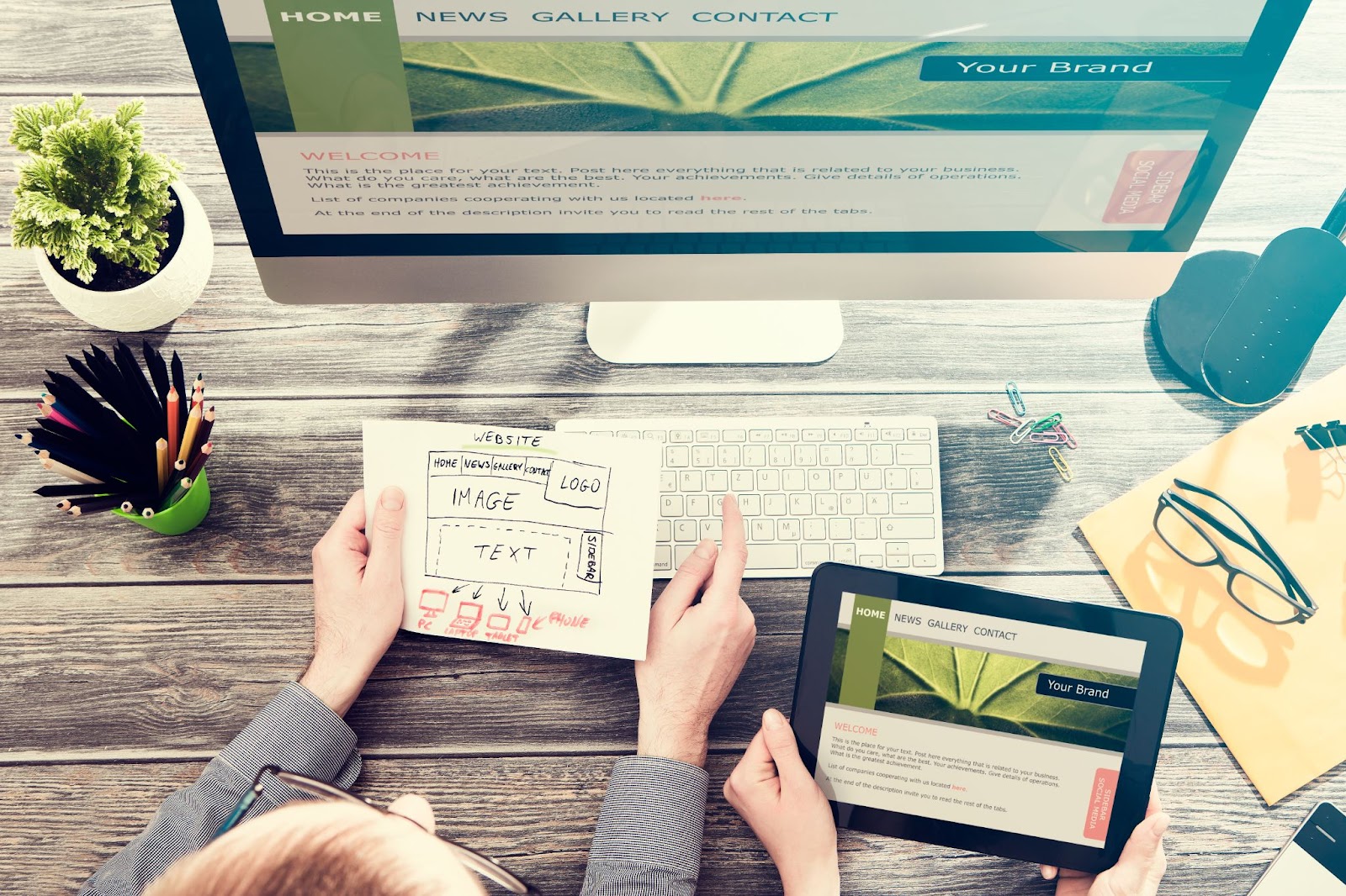 Mujer trabajando en un sitio web en una computadora y una tableta.