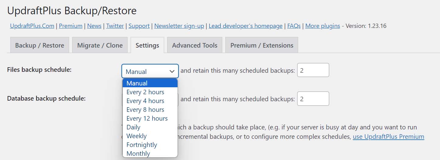 Captura de tela da guia de configurações do UpdraftPlus e configurações de agendamento de backup.