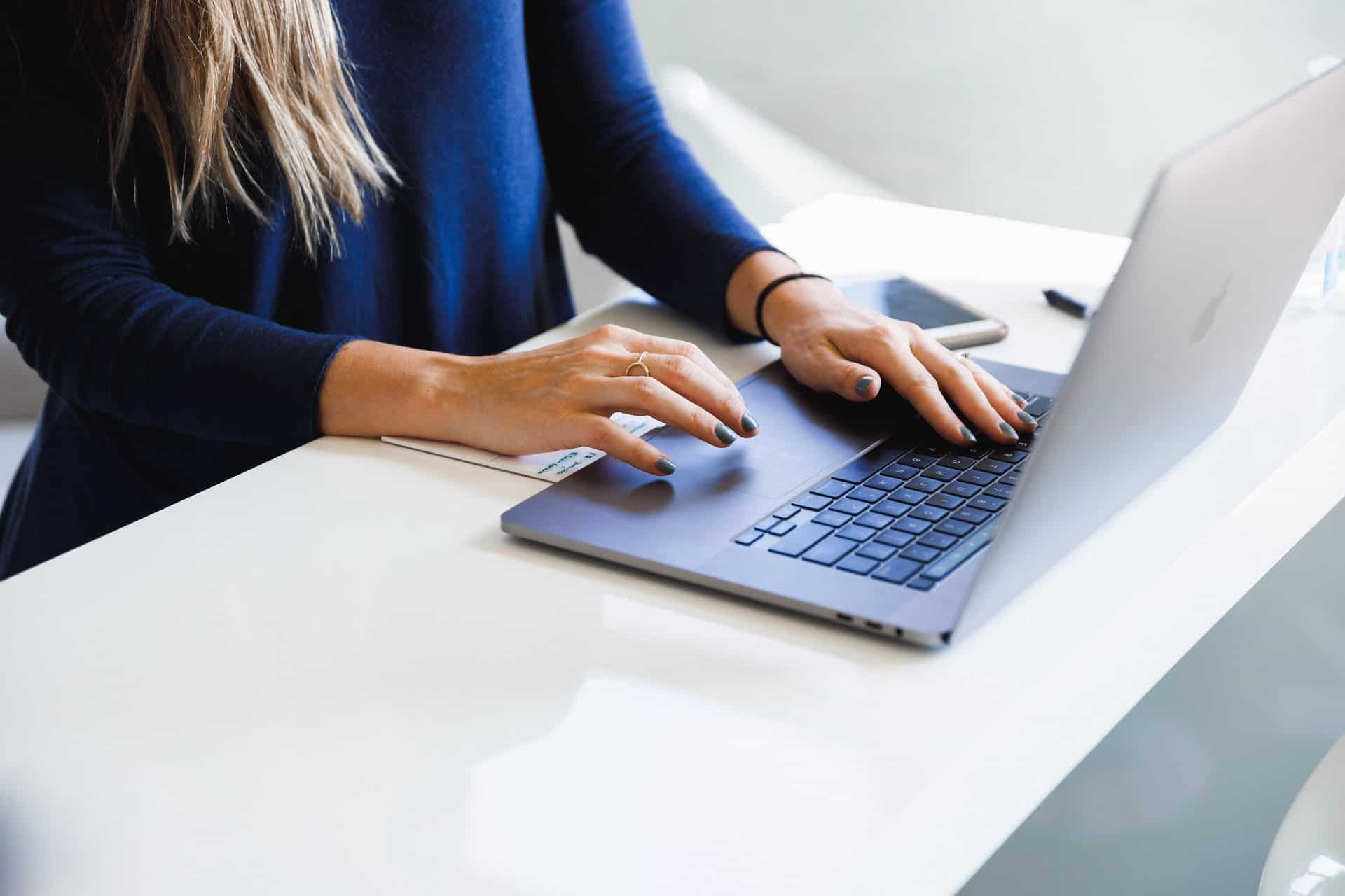 Femme tapant sur un ordinateur portable