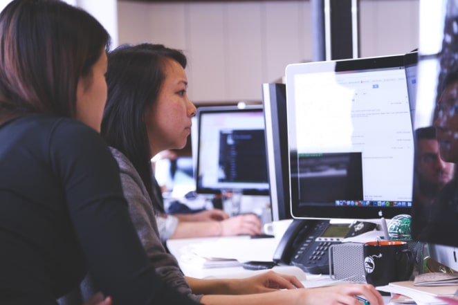 due donne lavorano in collaborazione sul sito di un cliente