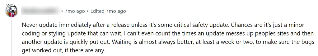 Comentario de Reddit que recomienda que los usuarios nunca actualicen inmediatamente después de un lanzamiento a menos que la actualización solucione un problema de seguridad crítico.