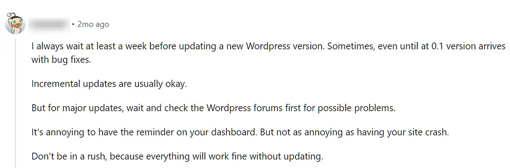 Comentario de Reddit sobre cómo un usuario siempre espera al menos una semana antes de actualizar WordPress. El usuario también recomienda consultar los foros de WordPress para posibles problemas.