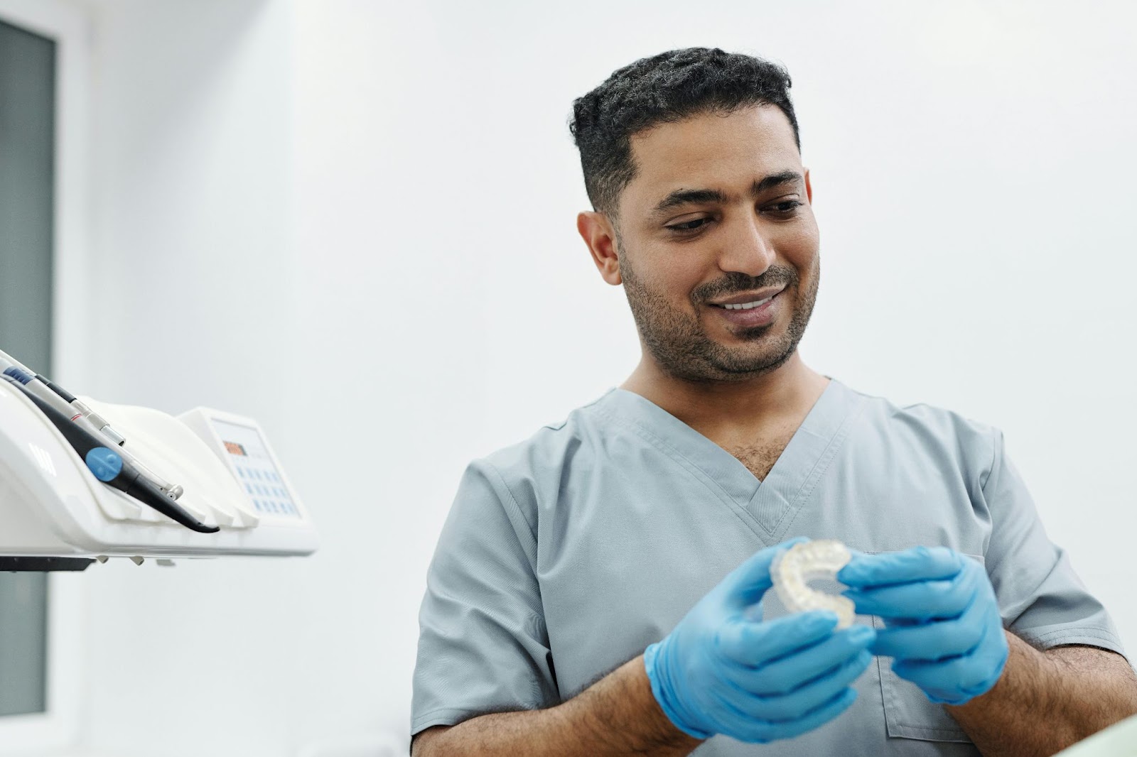 Dentista demonstrando conceitos de tratamento ao paciente para facilitar o atendimento domiciliar.