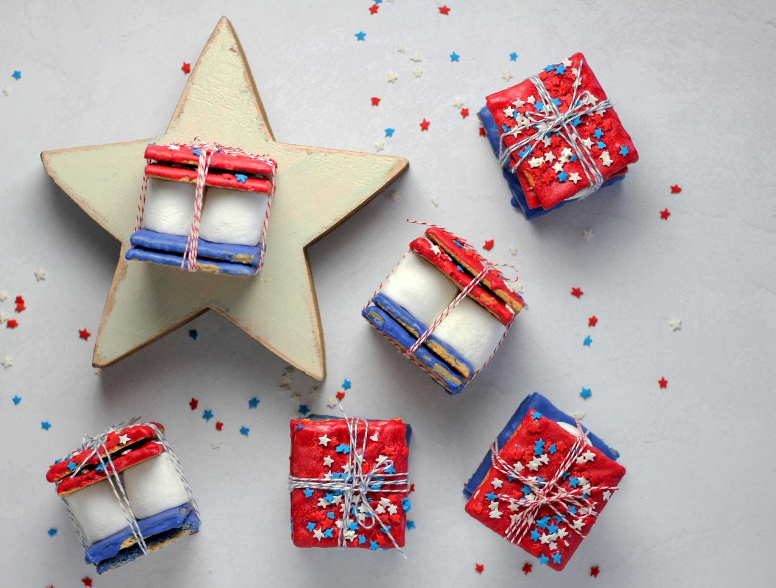 Smores rouges, blancs et bleus avec des pépites en forme d'étoile, enveloppés dans de la ficelle bleue et blanche.