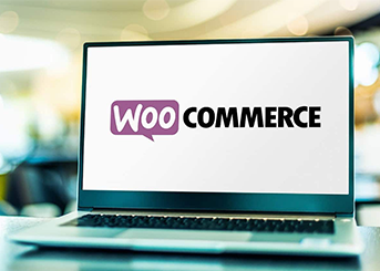 Sigla WooCommerce pe ecranul laptopului