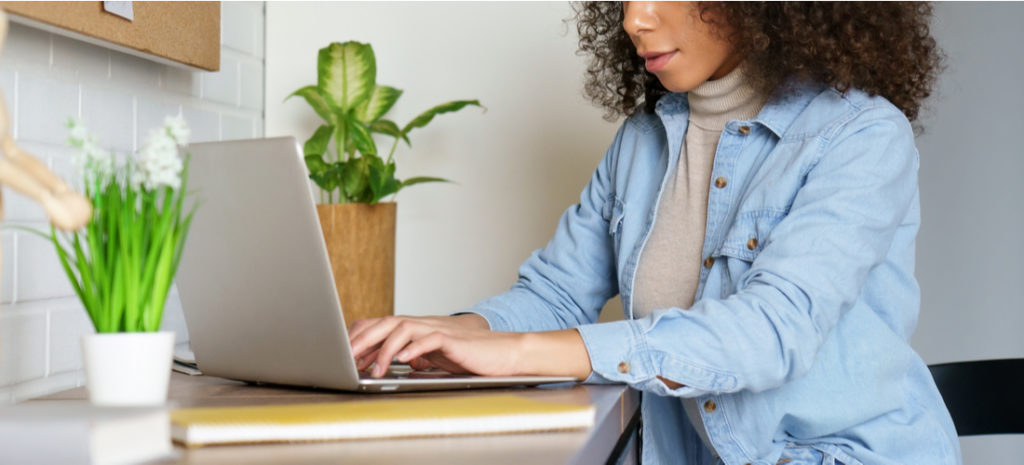 Mujer joven estudiante independiente trabajador a distancia usando laptop