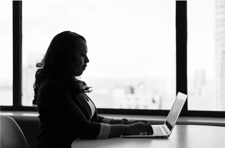 Frau arbeitet am PC