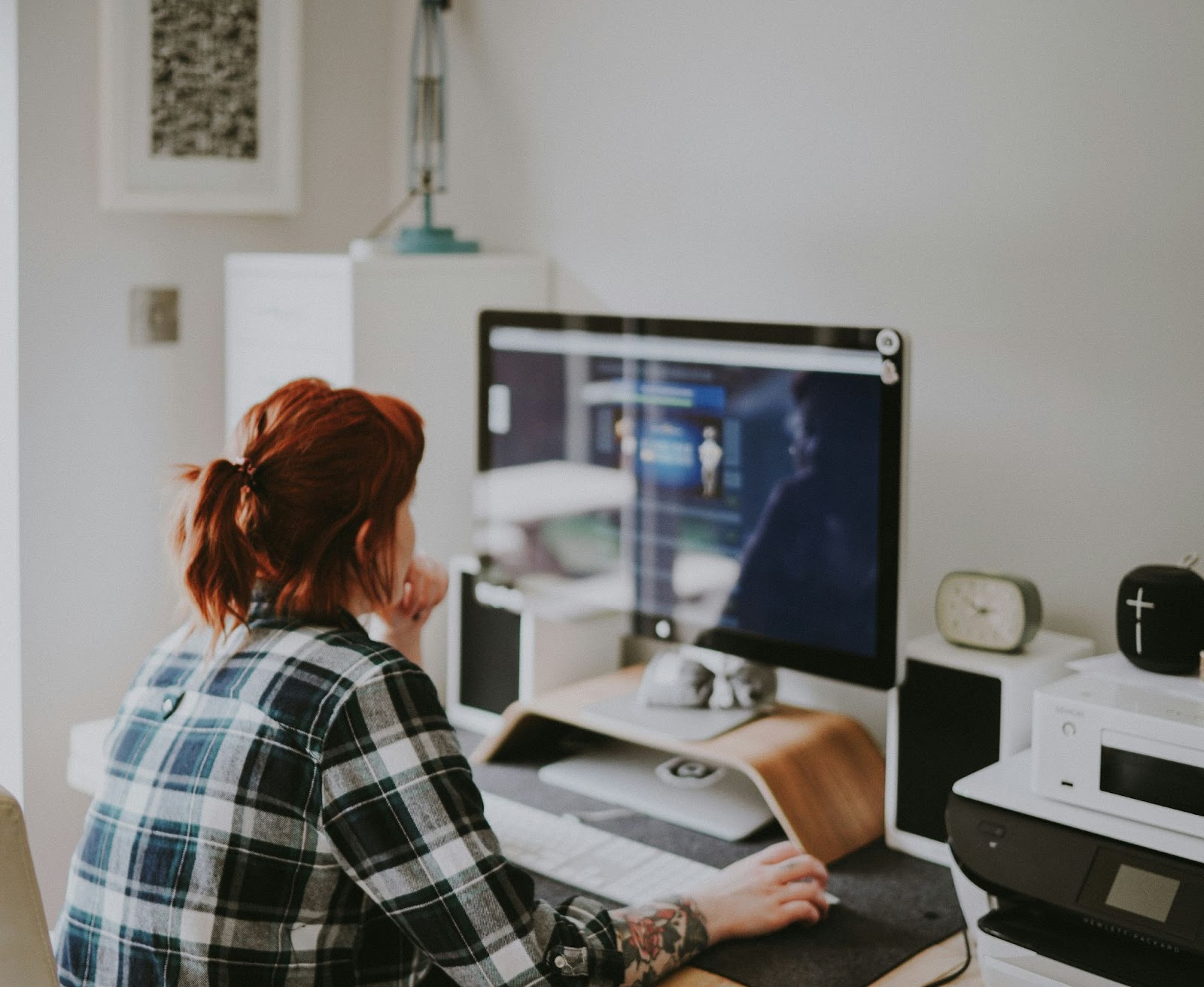 Frau, die an einem Computer arbeitet