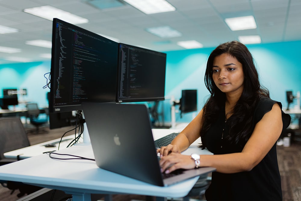 Une femme développeur mettant à jour des plugins sur WordPress.