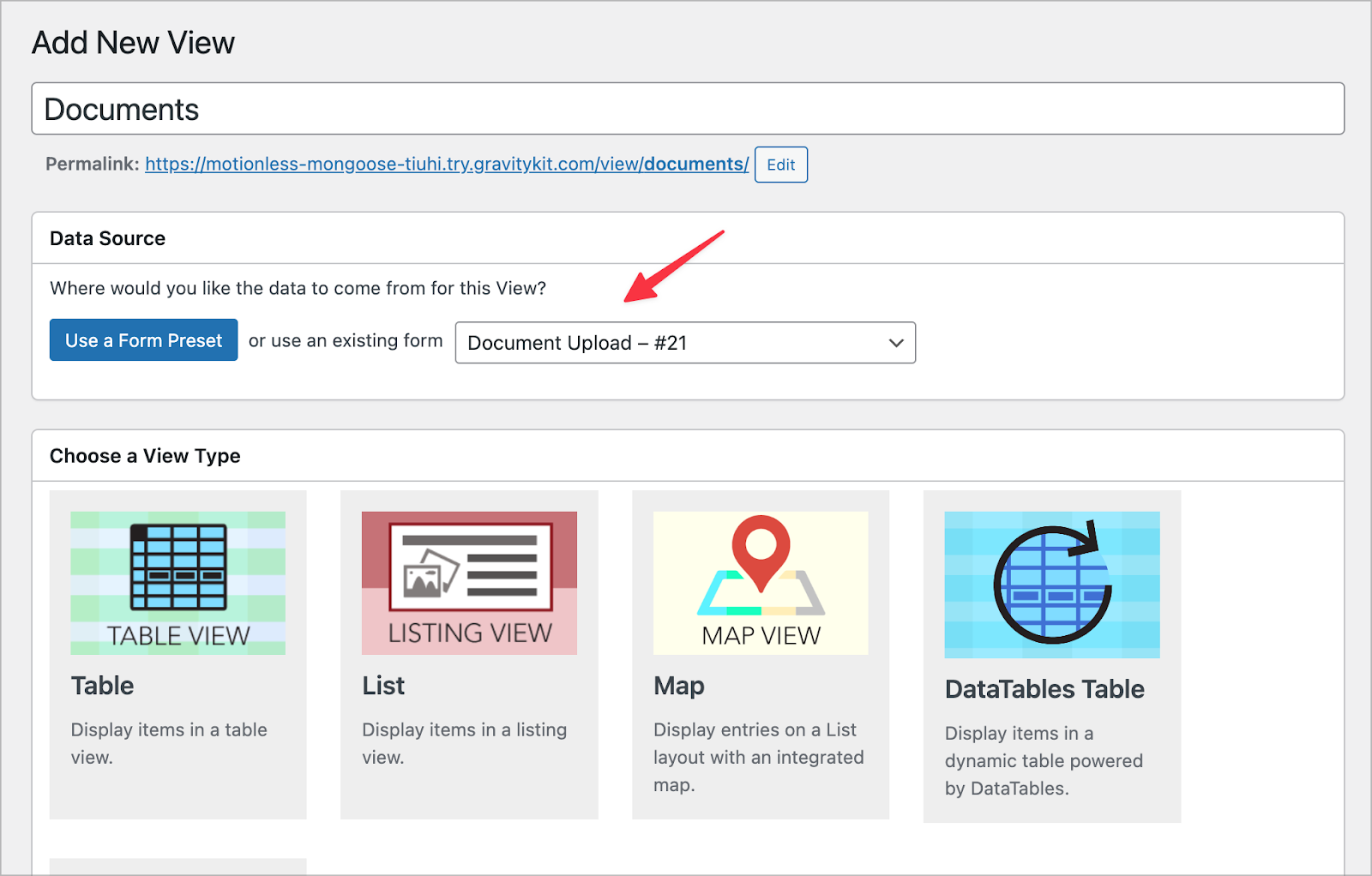 La schermata di configurazione Visualizza; c'è una freccia che punta al campo a discesa "Origine dati", che consente di collegare una vista con un modulo specifico.