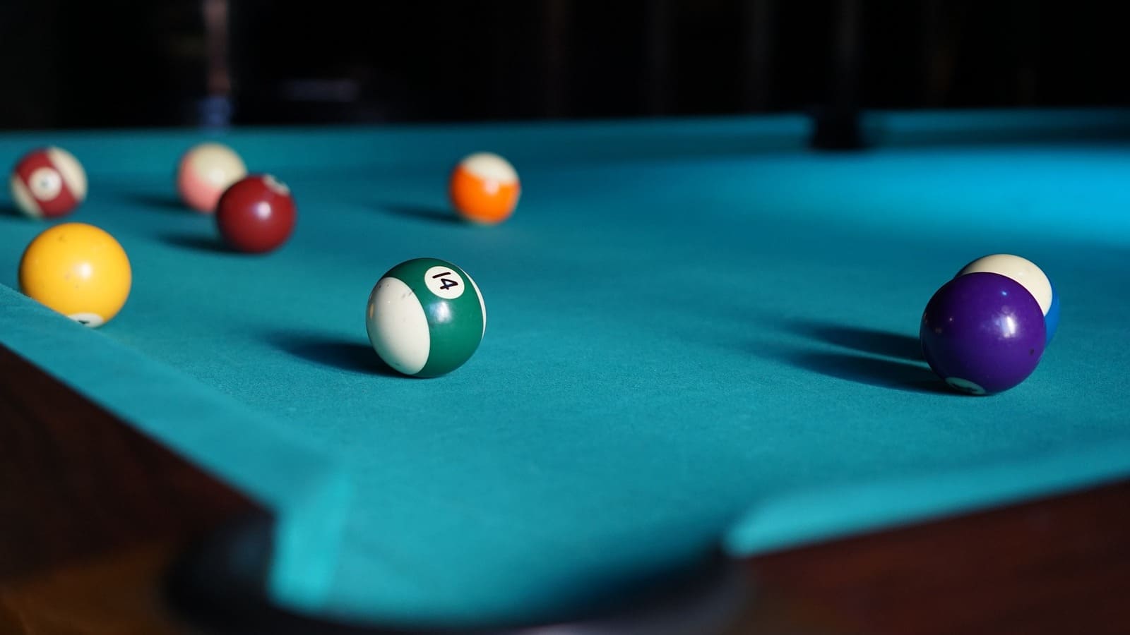 Bilardo masasının illüstrasyonu, yaratıcı ve sıra dışı bir otel konforu.