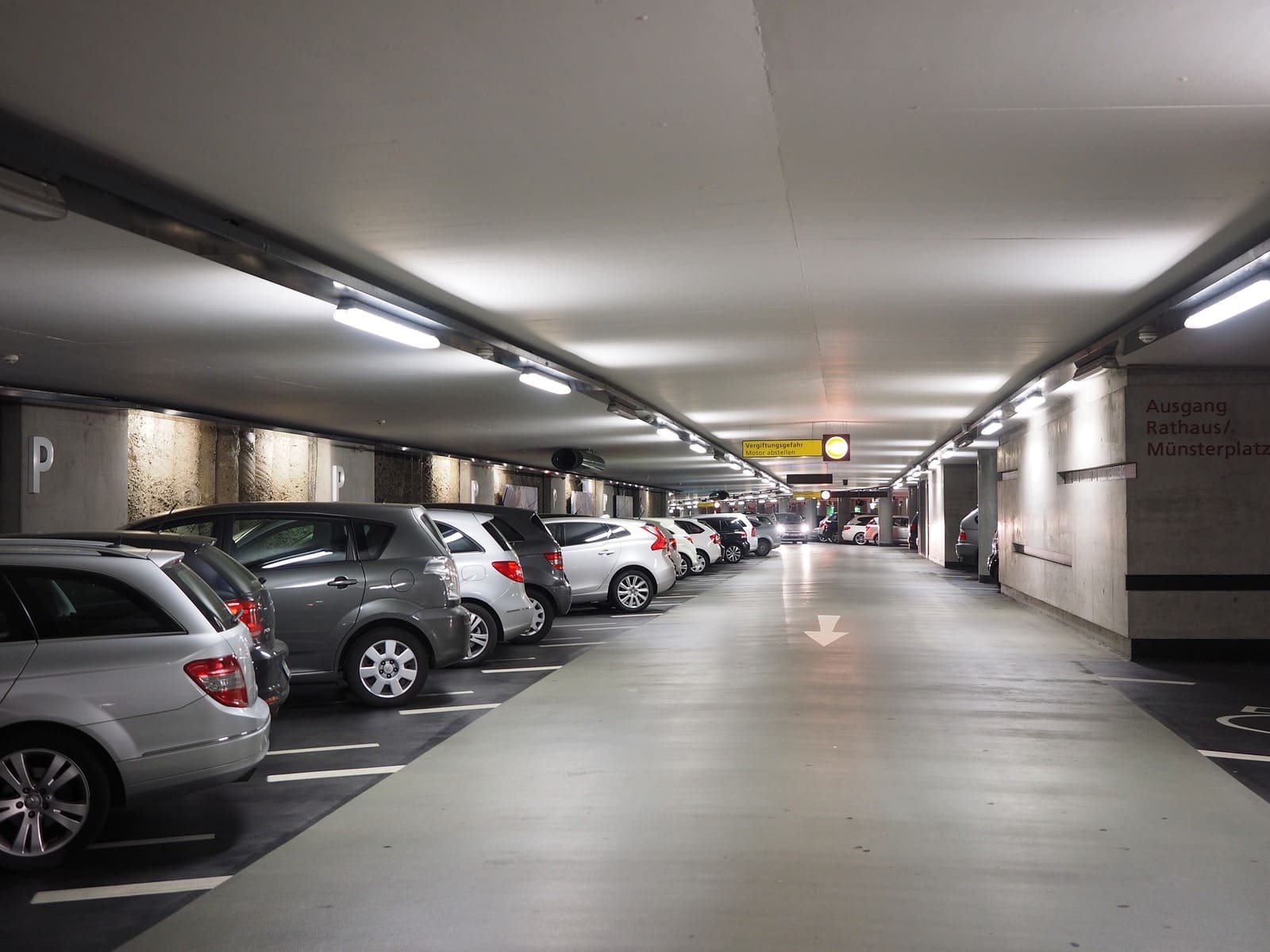 Visual de una plaza de aparcamiento gratuita, uno de los servicios populares de las habitaciones de hotel.