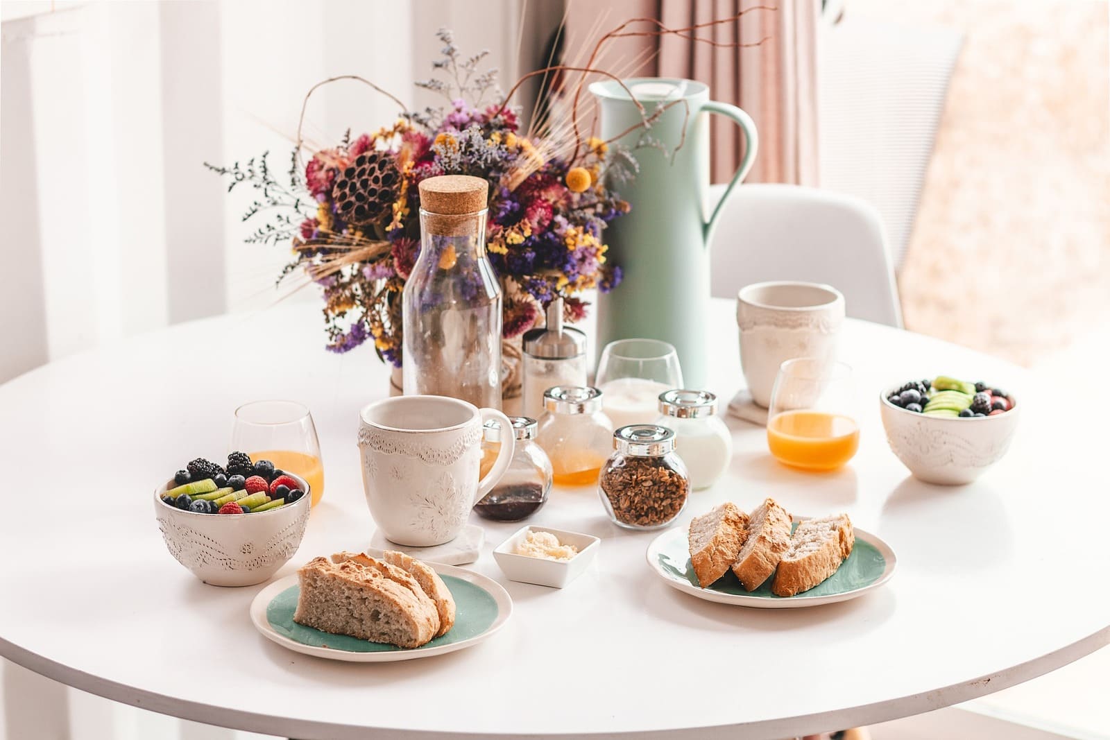 Imagen de un desayuno gratuito, un servicio imprescindible en un hotel.