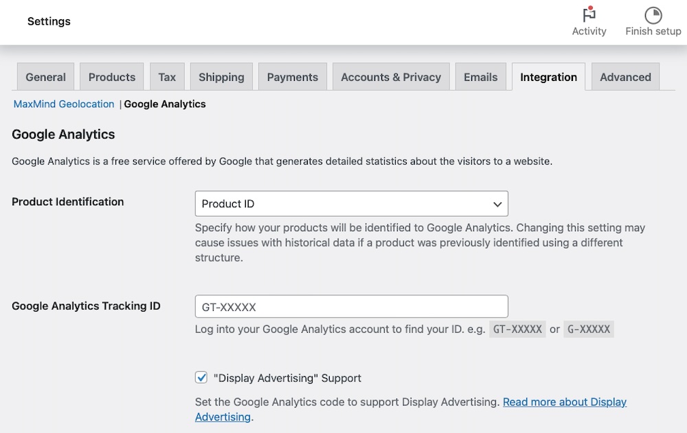 WordPress ダッシュボードの WooCommerce 設定 ([統合] タブ)、MaxMind 地理位置情報および Google Analytics オプション。